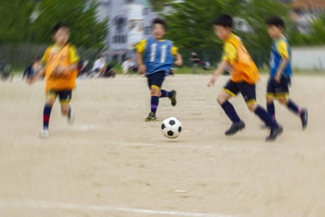 サッカーをしている少年