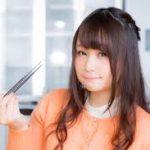 箸で食べている女性
