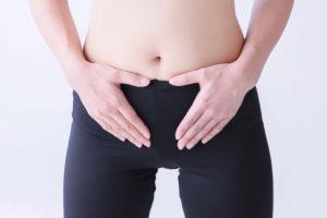 お腹を押さえる女性