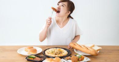 揚げ物を食べている女性