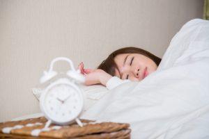 眠る女性