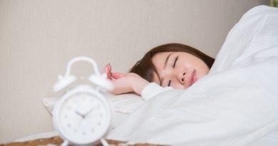 眠る女性