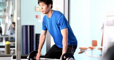 デッドリフトをする男性