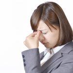 目の疲れ女性