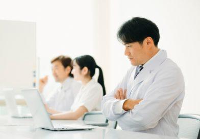 超加工食品を減らすとメンタルヘルスが改善?最新研究からわかる「心と食」の深い関係 白衣を着ている男性困る