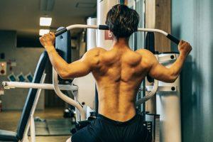 背中のトレーニングをする男性