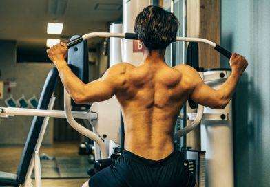背中のトレーニングをする男性