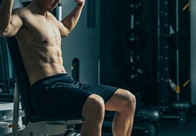 【最新版2026】古くて間違った筋トレ科学を総まとめ|頻度・タンパク質・BCAA/EAAの正しい知識 胸のトレーニングをする男性