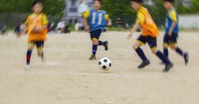 サッカーをしている少年