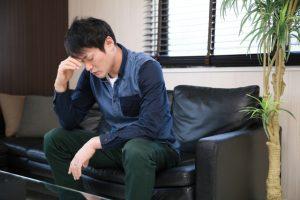 頭痛に悩む男性