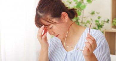 目頭を押さえる女性