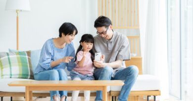 スマホを見る家族