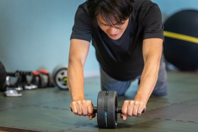 腹筋ローラー男性
