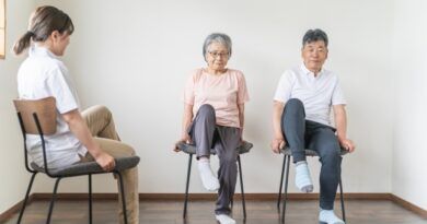 椅子で運動をする高齢夫婦