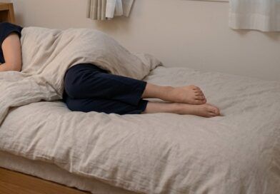 【夏の夜に足がつる原因は寝方だった!】水分不足だけではない“こむら返り”の新常識と正しい予防法 寝ている
