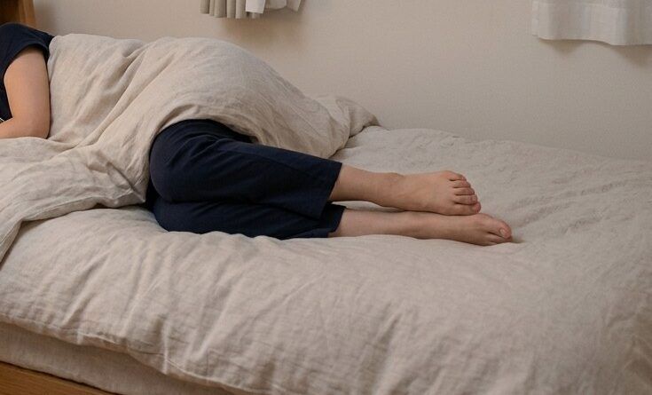 【夏の夜に足がつる原因は寝方だった!】水分不足だけではない“こむら返り”の新常識と正しい予防法 寝ている
